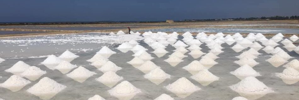 Cumuli di sale raccolto nelle Saline di Marsala