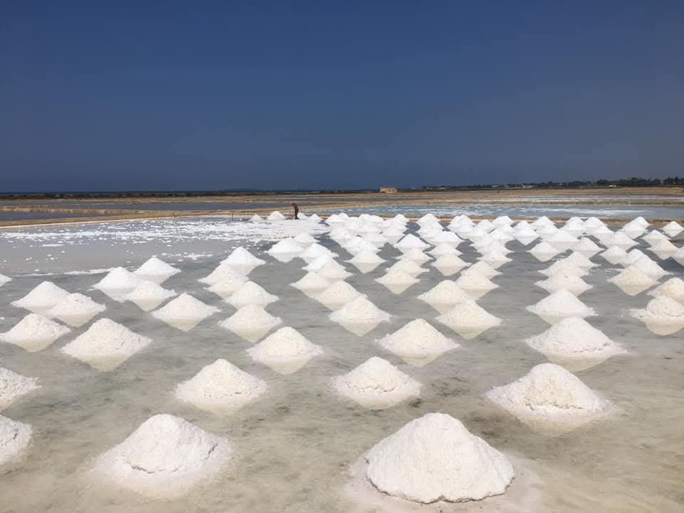 Cumuli di sale raccolto nelle Saline di Marsala