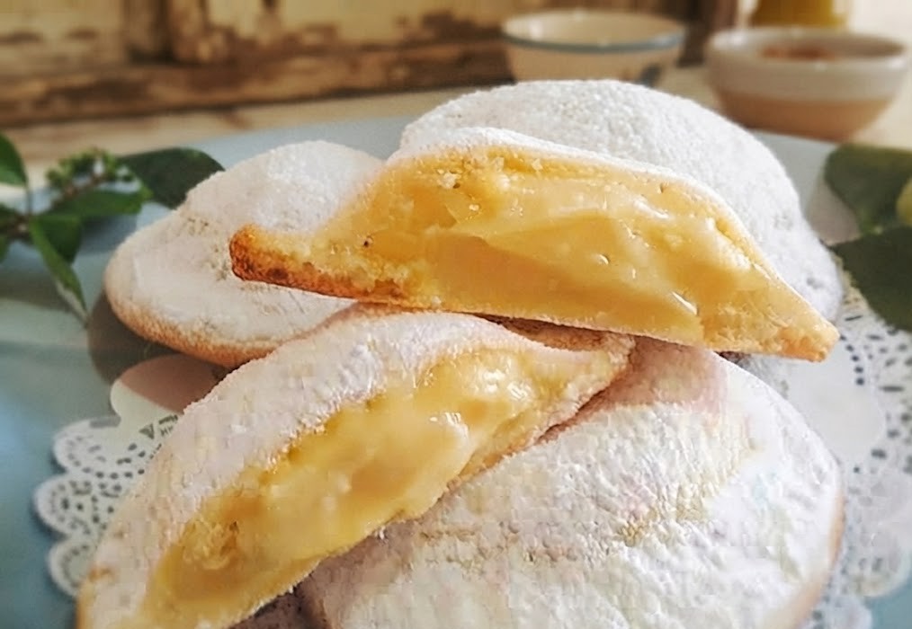 Genovesi ericine ripiene di crema pasticcera e zucchero a velo