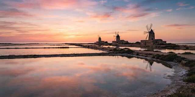 Tramonto sulle saline dello Stagnone di Marsala con i mulini a vento tradizionali