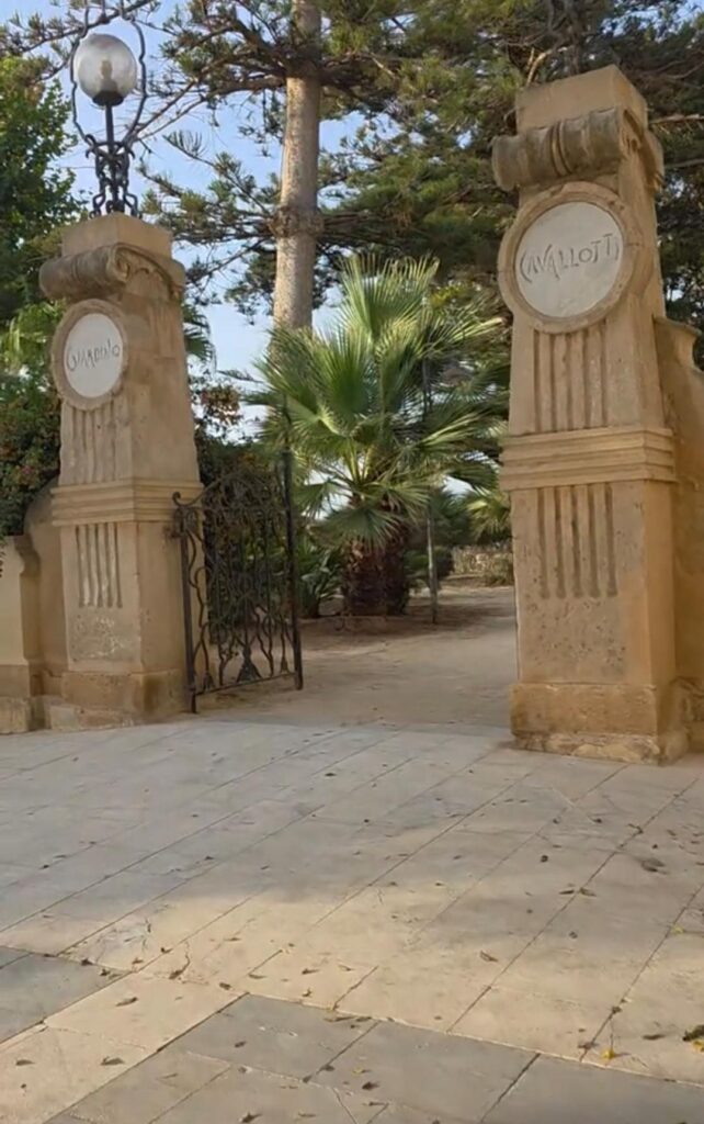 Ingresso di Villa Cavallotti a Marsala con i pilastri in tufo e le scritte Giardino Cavallotti